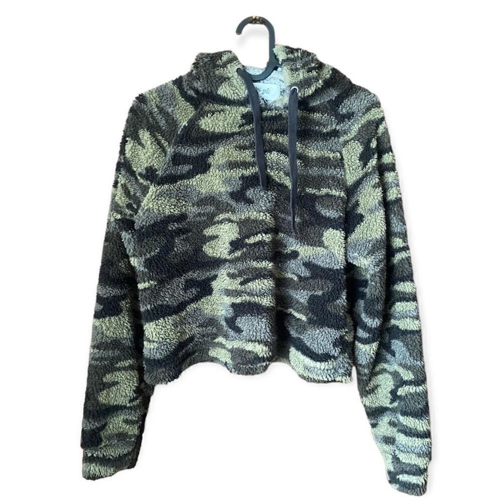 Hippie Love Women’s Cropped Camo Hoodie Size M Fuzzy Sherpa Pullover